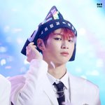 [강다니엘] 강다니엘 슬로건 머리에 <b>올린</b>거 도련님같앜ㅋㅋㅋㅋㅋ