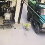 여자한테 애를 맡기면 안되는 이유 gif.