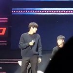 <b>찬열</b>이 뒤에 백현이 있어요