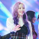 방금 뮤뱅에서 트와 무대하는거 봤는데