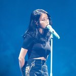 누가 아이유에게 <b>안경</b>을 씌웠는가