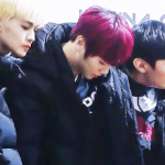 [강다니엘] 강다니엘 기자들이 신발 들어달라니깐 자기 신발 벗으려고...