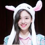 오늘 학교에서 <b>토끼귀</b> 하고 다니는애봄