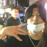 [댓글부탁해] 뒤에있는 남자 왤케 <b>흐뭇</b>하게 바라보냐 ㅋㅋ