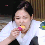 [댓글부탁해] 머리 <b>대충</b> 묶고 생고구마 먹는 블핑 제니