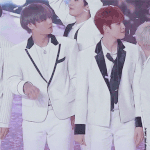 [드루와] 김재환 꽃가루 털어주려는 박지훈.<b>gif</b>