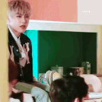 [박우진] 박우진 혼자 <b>싱크대</b>위에 앉아서 모해 애기같이 ㅠ