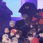 <b>나연</b> 방탄소년단한테 손인사한거 실수야??