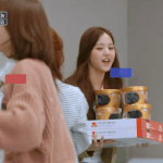 [댓글부탁해] 먹을 거 들고 <b>신난</b> 장원영