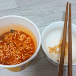 방에서 엄마 몰래 라면 먹는 중 ㅋㅌㅌㅋㅋㅋㅋㅋ