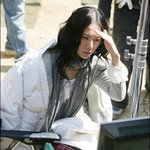 연기 <b>모니터링</b> 하는 배우들 모습 ㄷㄷ