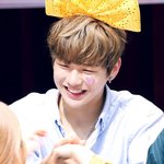 강다니엘 웃을 때 앞이 보일까?