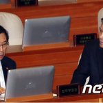 국회 본회의에서 대화하는 박상기 법무부장관과 정경두 국방부장관