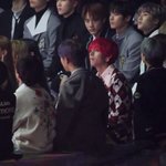 무대 가수석 <b>직캠</b> 보는데 신인가수들 방탄이 신기한가 봐