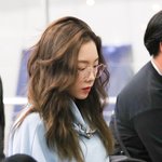 안경+후드 입고 새벽비행기 탄 태연