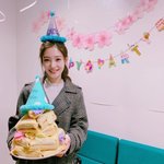 인가 샌드위치로 만든 케이크 선물 받은 <b>여</b>돌