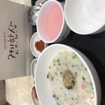 울면서 죽 먹는 <b>중</b>