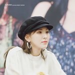 머리에 탑 쌓는 웬디와 그걸 지켜보는 스탭들