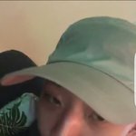 [댓글부탁해] 담배 연기 내뿜는 <b>홍원</b>