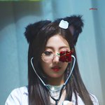 새로운 팬싸템 착용한 <b>예인</b>