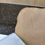 내 친구가 내 <b>손등</b> 샤프로 찍음