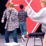 [EXO] 도경수 혼자 <b>하트</b> 잡고 춤추는거 넘 웃기다고ㅋㅋ