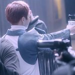 [EXO] 민석이 의상 뒤 자세히 보인다 ㅋㅋㅋㅋㅋ