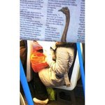 <b>행인들</b> 머리에 씌운 신문헤드