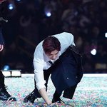 꽃가루 뿌리고 도망가는 강다니엘