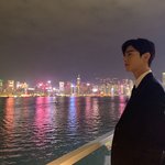 홍콩 야경을 배경으로 사진 찍은 차은우