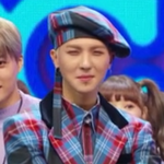 송민호 뒤에 카이 리트리버같음ㅋㅋㅋ