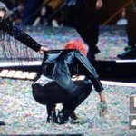 [방탄소년단] 태형이 <b>꽃가루</b> 줍다가 지민이한테 끌려가는 짤 있는사람...