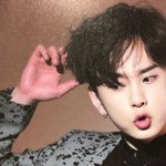 [댓글부탁해] 고무<b>장갑</b> 끼고 다니는 것 같다는 아이돌