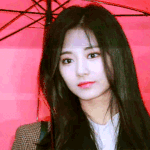 항상 바른 자세 유지하는 <b>쯔위</b>