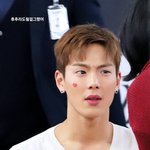 늦게 데뷔한 남돌에게 나이를 물으면