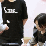 태연 앞에서 손 떠는 팬