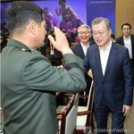 국방부 업무보고에서 경례받는 문재인 대통령