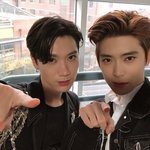 [NCT] 오늘 코디 블랙앤화이트에 <b>보석</b>브로치