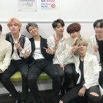 방탄은 벌써 <b>단체</b> <b>사진</b> 올라옴