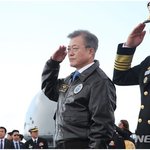 해군 국제 관함식 해상 사열하는 문재인 대통령과 심승섭 해군 참모총장