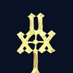 어제자 사제복입고 무대한 아이돌