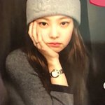 제니 턱괴는 <b>포즈</b> 자주하던데 ㅋㅋ