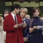 지민이에게 <b>큐시트</b>보여주는 차은우