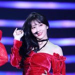 트와이스 모모의 <b>갭</b>