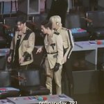 +)사람은 넷인데 의자가 3개면?