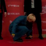 [방탄소년단] <b>포토존</b> 바닥에 있는 쓰레기 주워서