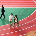 서로 팬들이랑 사진찍어주는 <b>선후배</b>아이돌