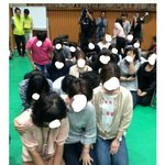 [충격] 부모님들이 단체로 무릎꿇은 이유