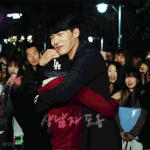 <b>현빈이</b> 팬을 안는 법