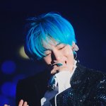 오늘자 쌩<b>파랑</b>머리한 뷔